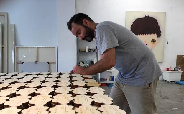 Imagen principal -  Javier Calleja rubrica la serie limitada y numerada de juguetes artísticos que se ha agotado en apenas unos minutos. Colección. Cada pieza mide 32 centrímetros de alto y ha salido al mercado por un precio de 390 euros.