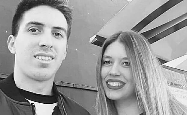 El presunto agresor, con la joven fallecida. 
