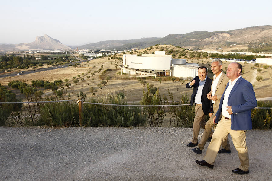 El consejero Vázquez, con Manuel Barón y Ruiz Espejo, en el primer aniversario como patrimonio mundial de los dólmenes ante el edificio que debe transformarse para 2019