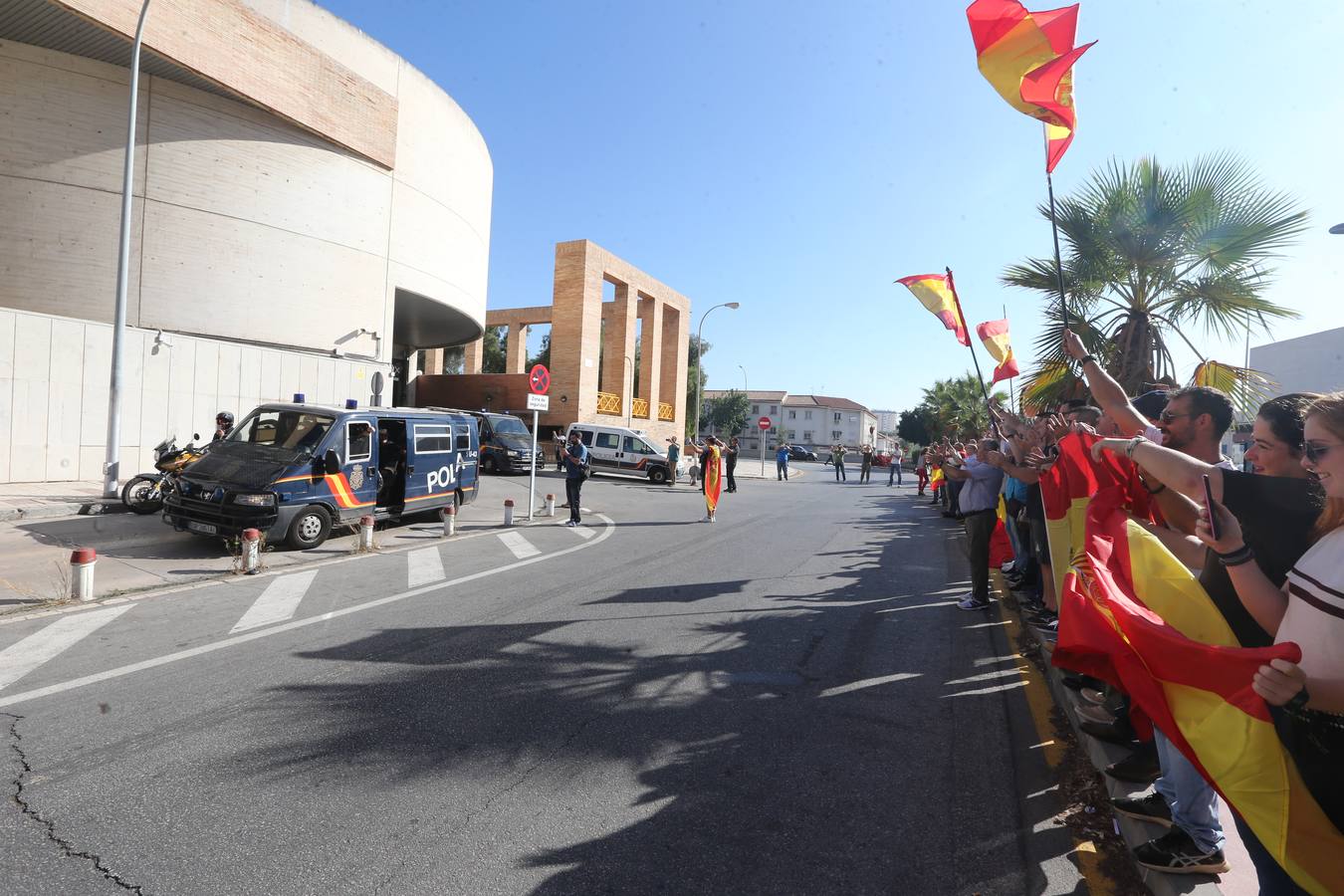 Policías nacionales de Málaga, jaleados a su salida a Cataluña