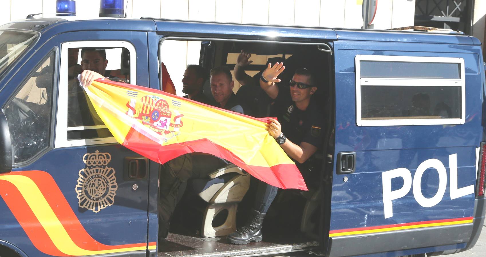 Policías nacionales de Málaga, jaleados a su salida a Cataluña