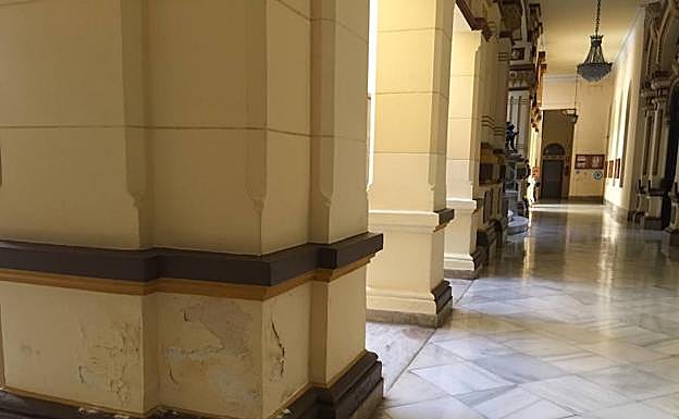 Humedades en las columnas de la planta baja. :