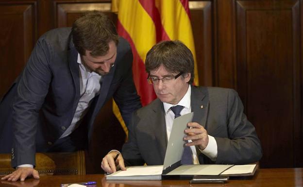 Antoni Comín junto a Carles Puigdemont.