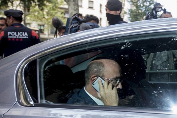 El coronel de la Guardia Civil Diego Pérez de los Cobos llega a la reunión de ayer de la Fiscalía y los mandos policiales en Cataluña. :: Quique García / efe