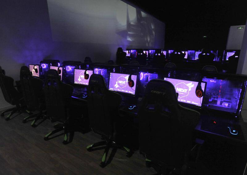 El local ofrece una experiencia total para los amantes de los deportes electrónicos