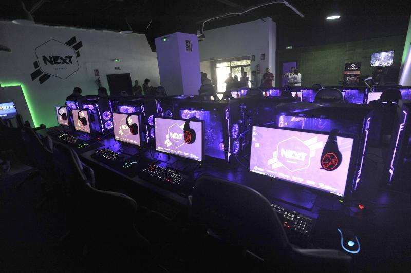 El local ofrece una experiencia total para los amantes de los deportes electrónicos