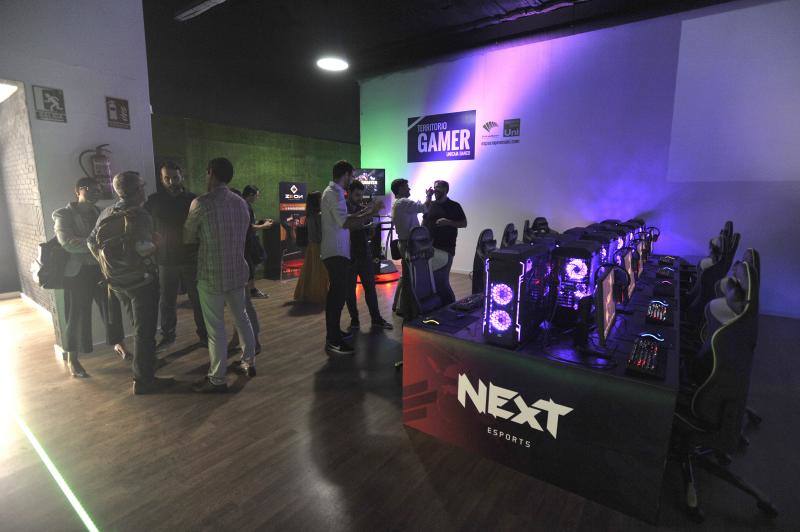 El local ofrece una experiencia total para los amantes de los deportes electrónicos
