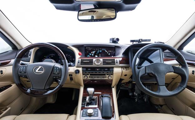 El Lexus de pruebas cuenta con un segundo conjunto de mandos, con un volante operativo y pedales de acelerador y freno.