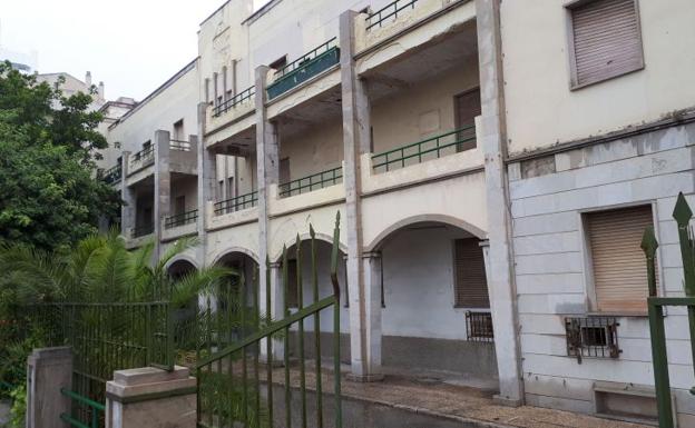 El edificio situado en el paseo de la Farola.