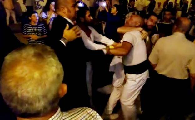 Pelea cofrade por los andares sevillanos que llevaba un paso en Cádiz