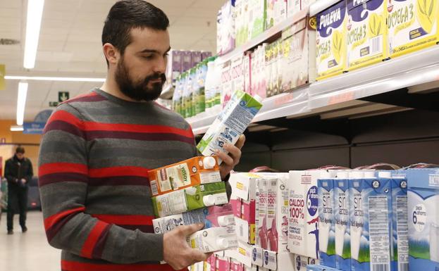 Un joven compra en un supermercado.