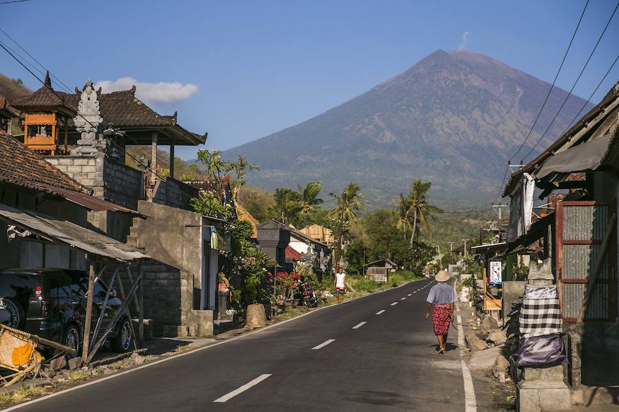 Más de 120.000 personas evacúan la región en torno al Monte Agung por amenzada en nivel máximo de erupción desde la semana pasada. 