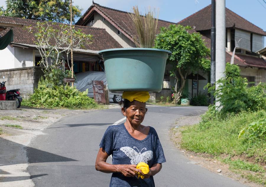 Más de 120.000 personas evacúan la región en torno al Monte Agung por amenzada en nivel máximo de erupción desde la semana pasada. 