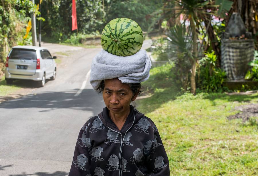 Más de 120.000 personas evacúan la región en torno al Monte Agung por amenzada en nivel máximo de erupción desde la semana pasada. 