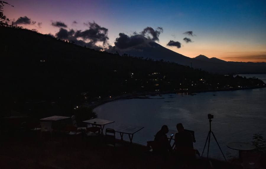 Más de 120.000 personas evacúan la región en torno al Monte Agung por amenzada en nivel máximo de erupción desde la semana pasada. 