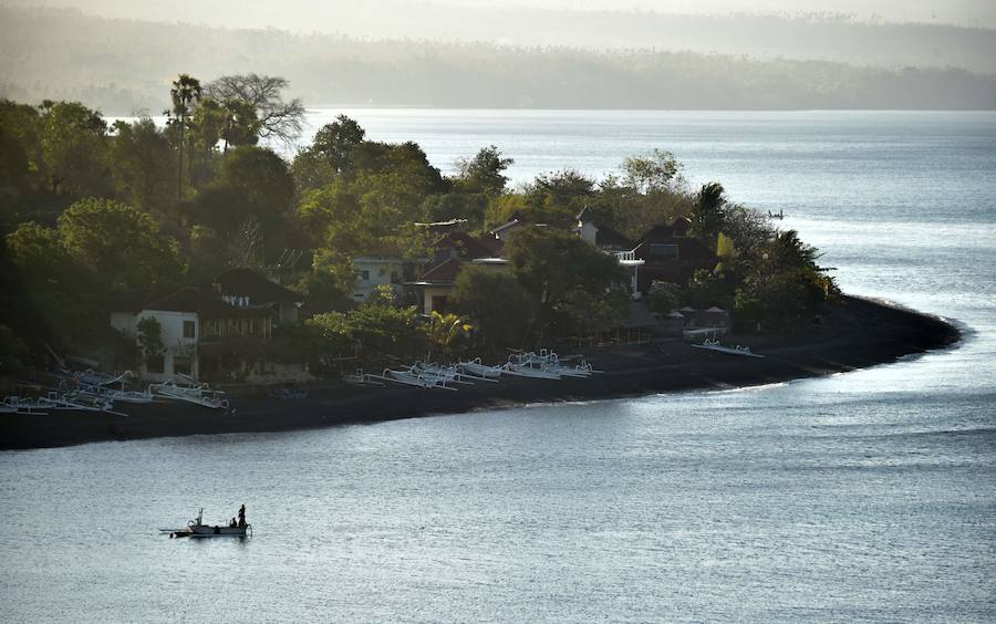 Más de 120.000 personas evacúan la región en torno al Monte Agung por amenzada en nivel máximo de erupción desde la semana pasada. 