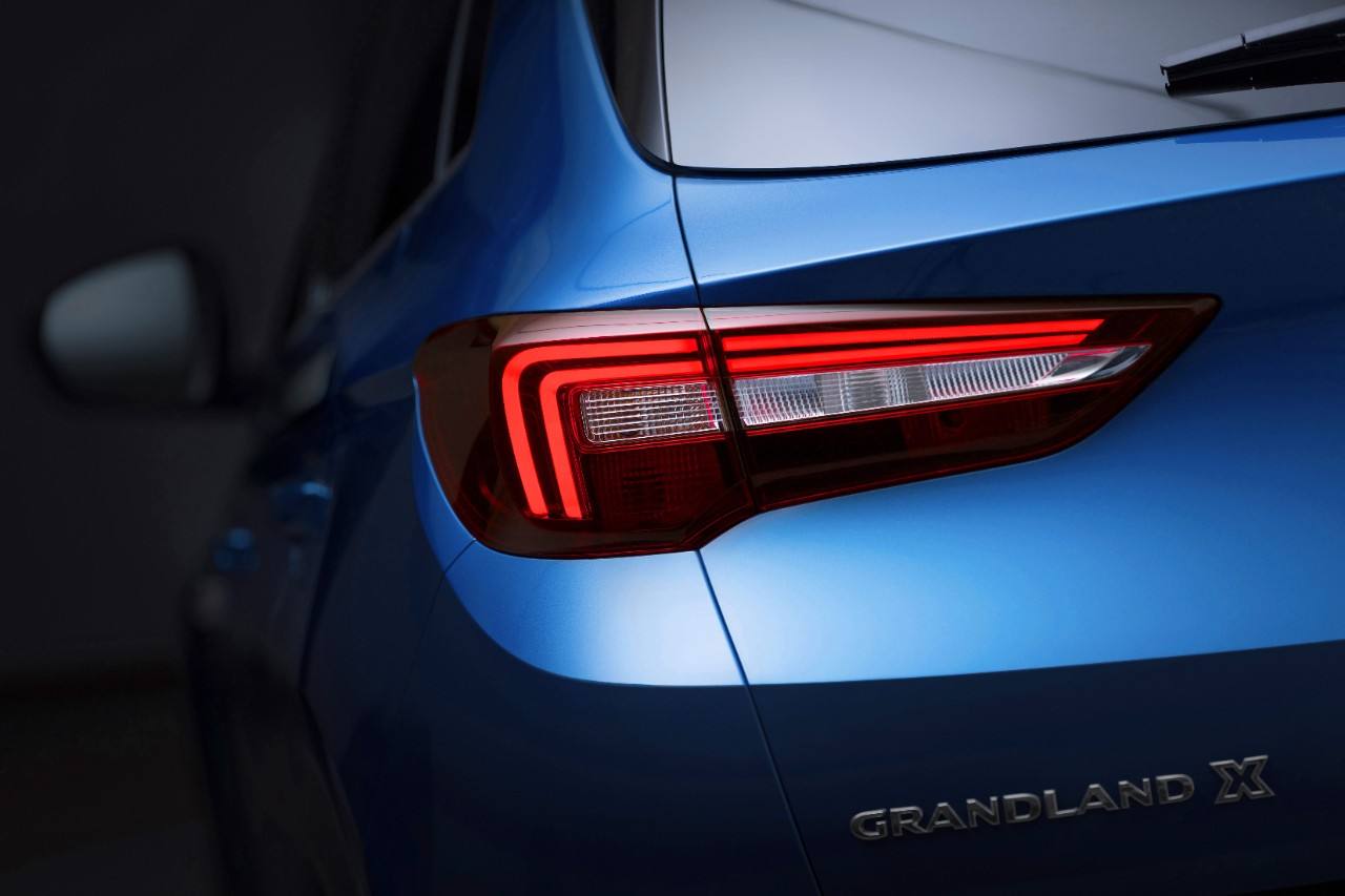 Opel empieza la comercialización del nuevo Grandland X, que llegará en breve a los concesionarios. La gama se compone de dos motores y dos niveles de equipamiento. Los precios, con descuento, arrancan desde 22.250 euros.