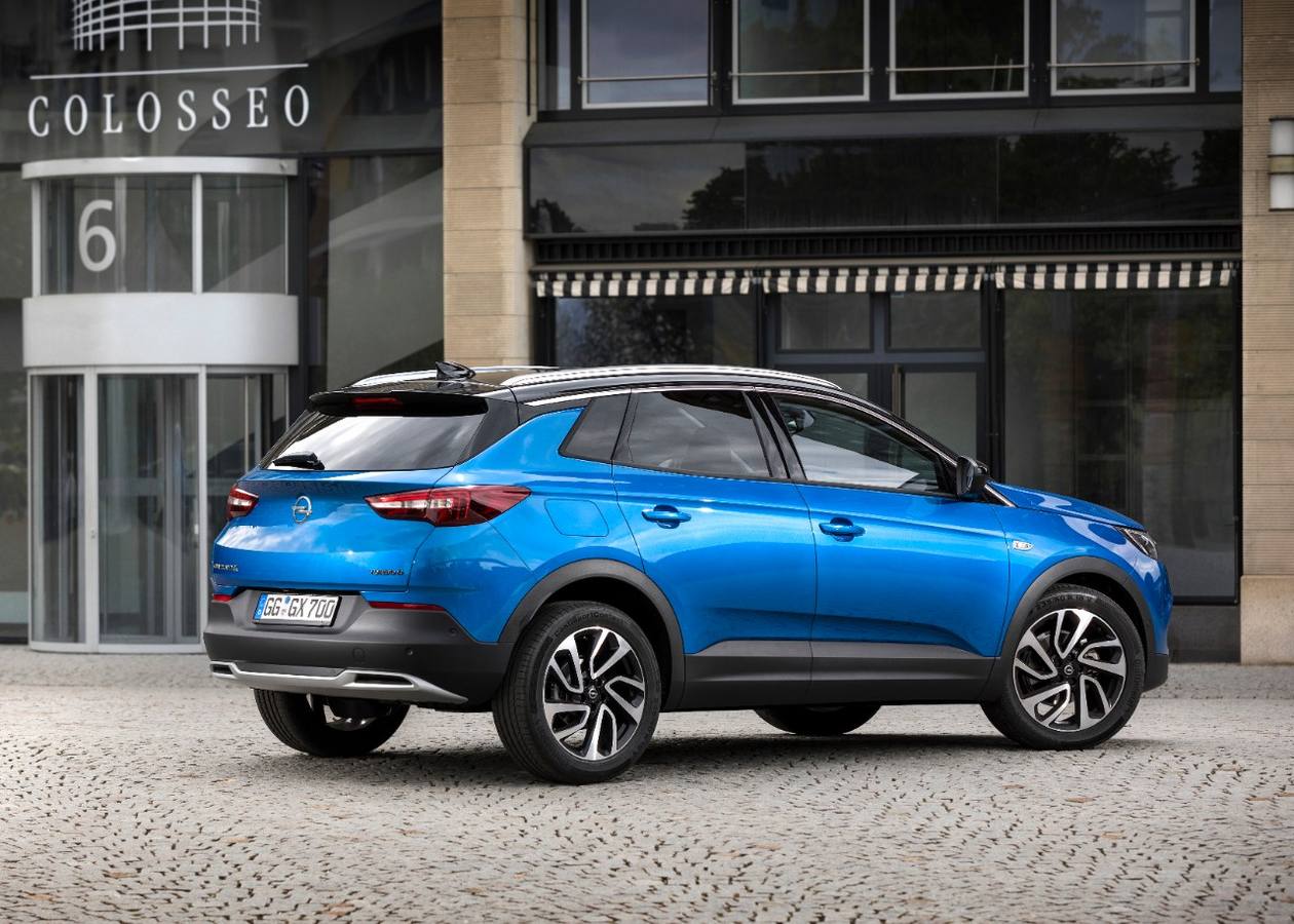 Opel empieza la comercialización del nuevo Grandland X, que llegará en breve a los concesionarios. La gama se compone de dos motores y dos niveles de equipamiento. Los precios, con descuento, arrancan desde 22.250 euros.