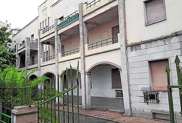 El antiguo edificio del Gobierno MIlitar data de los años 50. :: sur