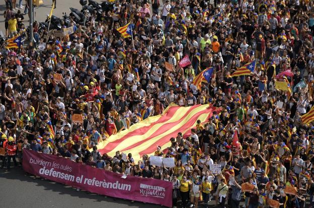 Estudiantes catalanes se manifiestan ayer a favor del referéndum y la independencia. :: Martín Benet
