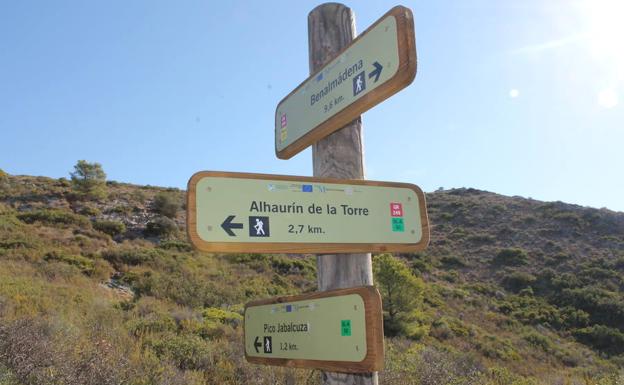 Carteles indicativos en la subida al Jabalcuza.