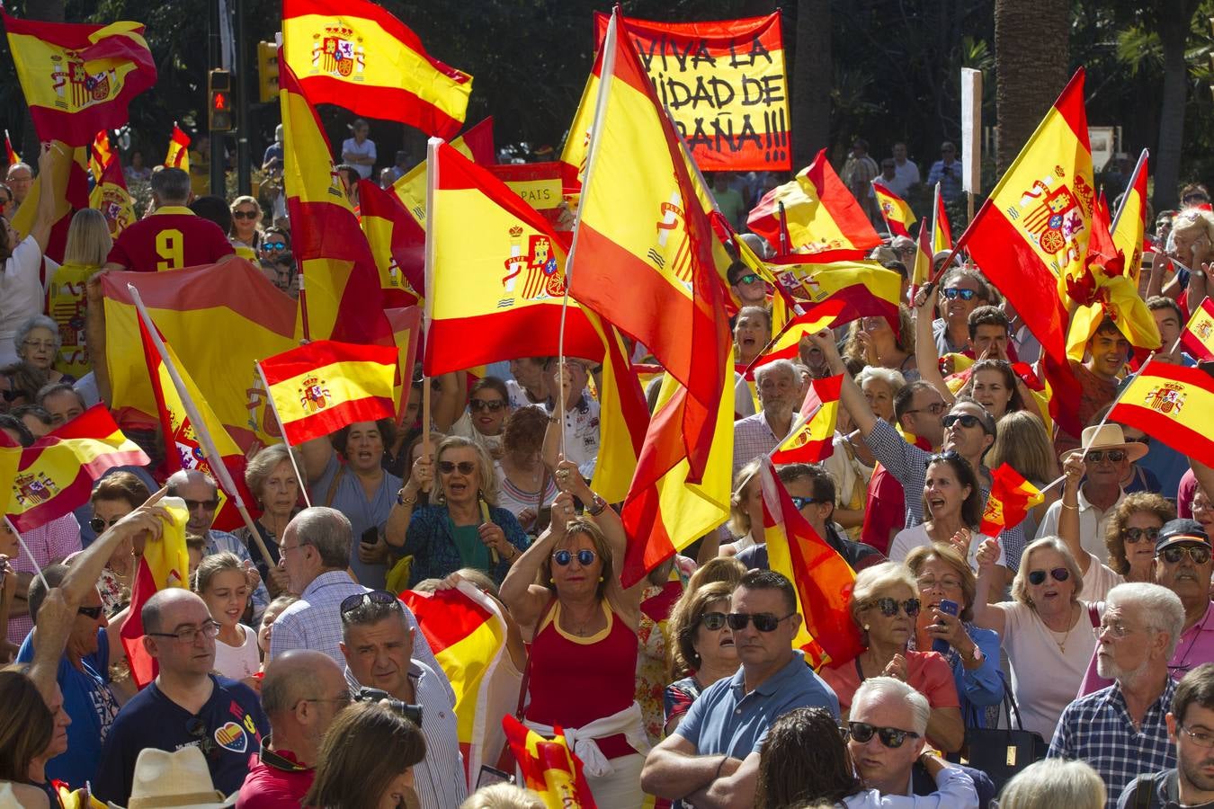 Cerca de un millar de personas acuden a una convocatoria de la Fundación Deanes bajo el lema 'España Somos Todos'