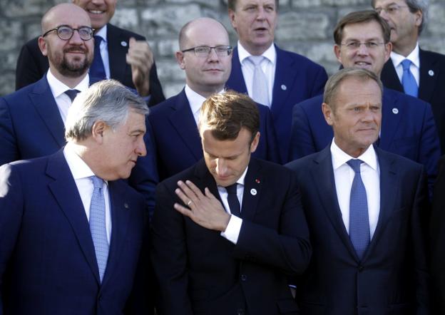 Emmanuel Macron, entre los presidentes de la Eurocámara y el Consejo Europeo, durante la cumbre de la Unión Europea. :: v. K. / efe
