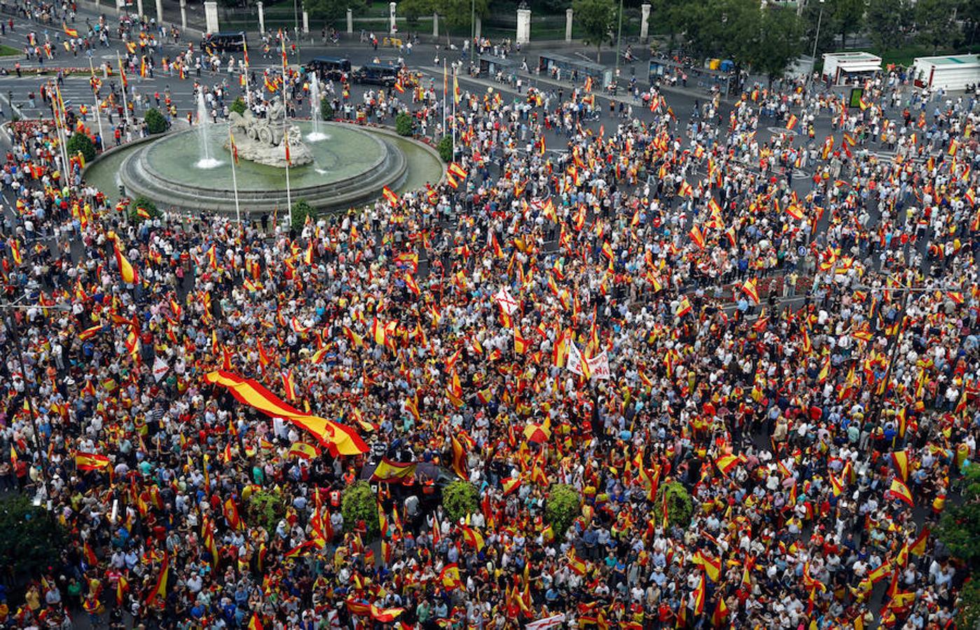 Miles de personas se han manifestado en Madrid contra el 1-O.