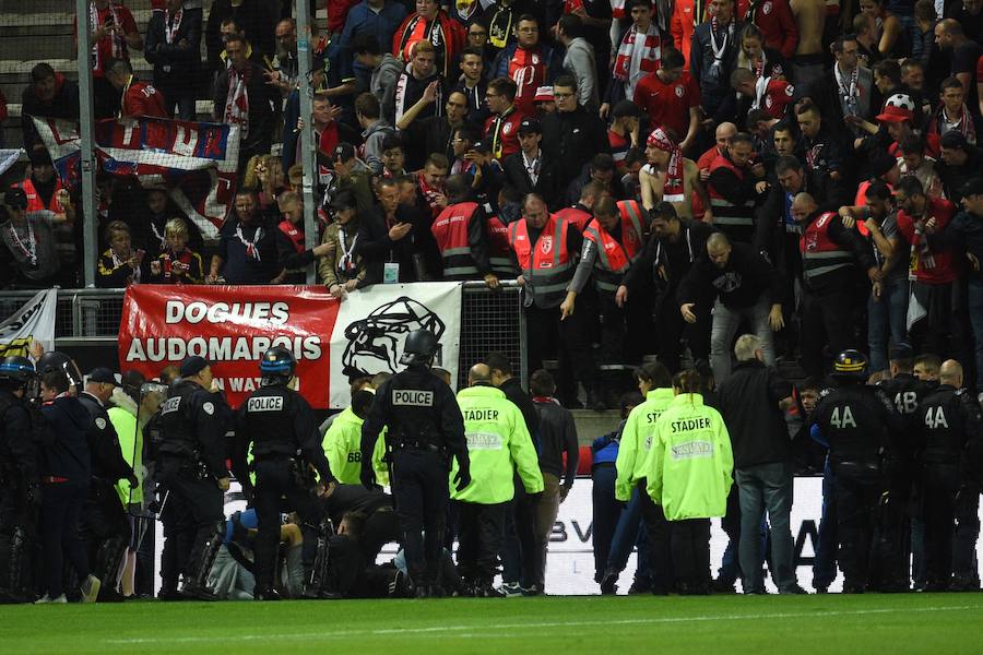 Una grada del Estadio de la Licorne se vino abajo tras el gol del francés Ballo-Touré, que desencadenó la caída de varios aficionados visitantes.