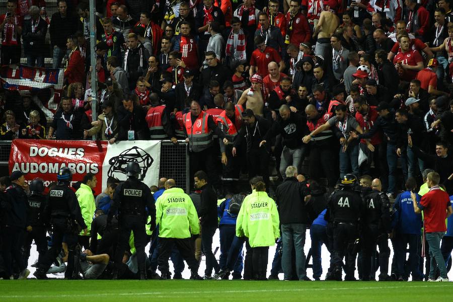 Una grada del Estadio de la Licorne se vino abajo tras el gol del francés Ballo-Touré, que desencadenó la caída de varios aficionados visitantes.