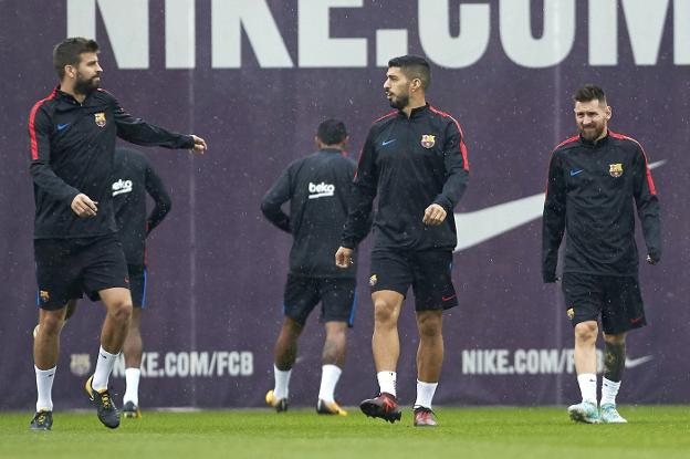 Piqué, Luis Suárez y Messi, en el entrenamiento de ayer del Barcelona. :: efe