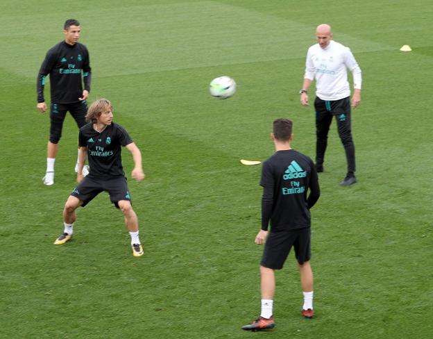 Zidane, ayer en un rondo con varios jugadores. :: j. j. guillén. efe