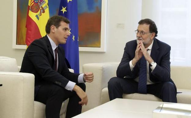 Mariano Rajoy, en una imagen junto a Albert Rivera, seguirá toda la jornada desde Moncloa y en contacto directo con la oposición. :: zipi / efe