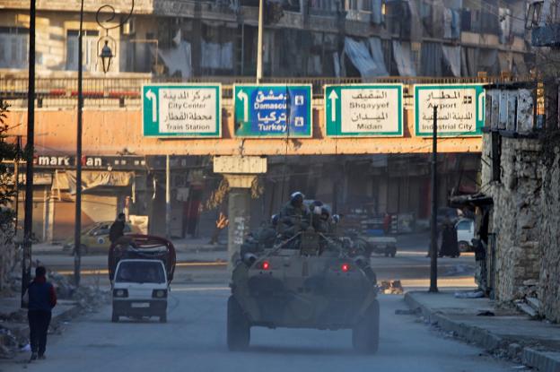 Soldados rusos, cuya principal misión es proteger el régimen sirio, patrullan en un vehículo blindado por las calles de Alepo. :: r. c.
