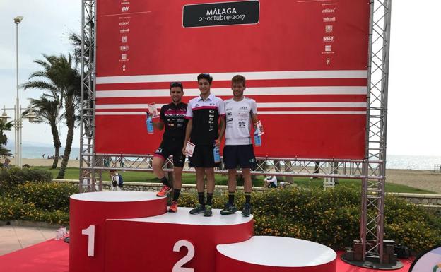 Imagen principal - Ignacio González, Alberto González y Camilo Puertas forman el podio masculino de la modalidad sprint (arriba).