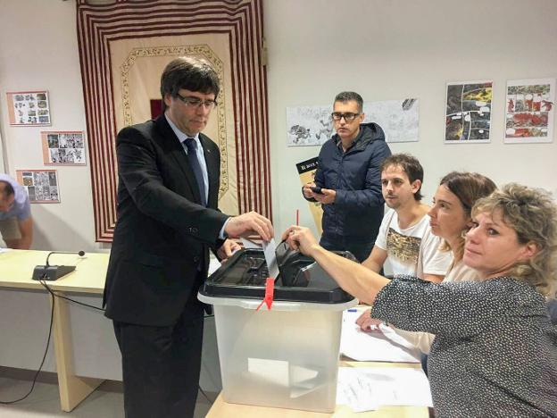 Puigdemont votó finalmente ayer en el centro instalado en Cornellá de Terri, a diez kilómetros del colegio que tenía asignado. :: efe
