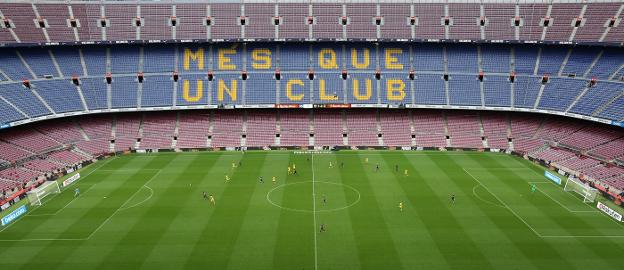 Un momento del partido Barcelona-Las Palmas disputado ayer en el Camp Nou a puerta cerrada. :: REUTERS
