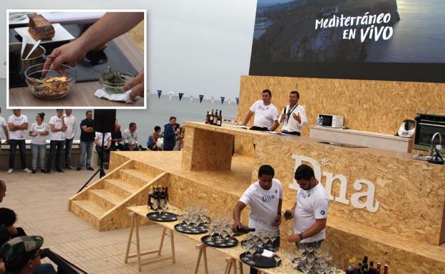 Participantes en el festival gastronómico D*NA preparan algunos de los platos.