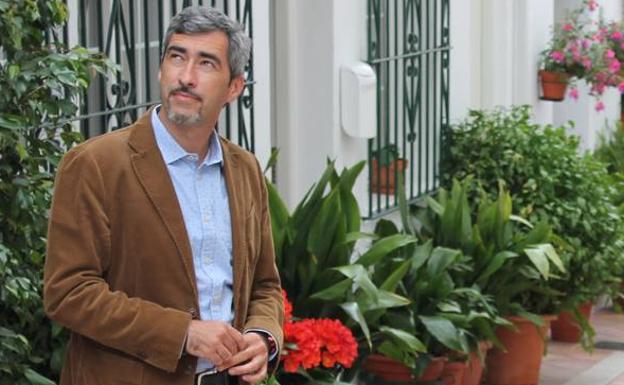 Navas, en una de las calles de Benalmádena Pueblo, junto al Ayuntamiento. 