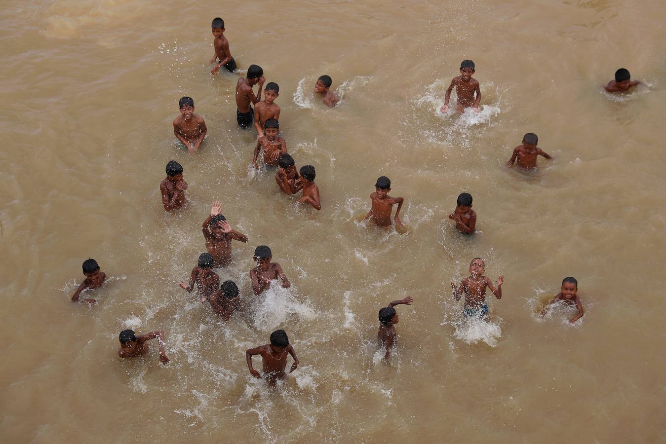 Decenas de miles de refugiados rohinyás huyen de la violencia en Myanmar. Llegaron por miles para cruzar a Bangladesh y escapar de los asesinatos masivos contra su pueblo. 