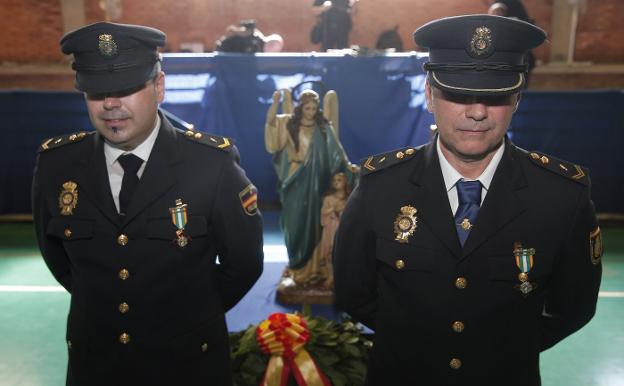 Los agentes Francisco Javier González y José Antonio Román en el acto de ayer.