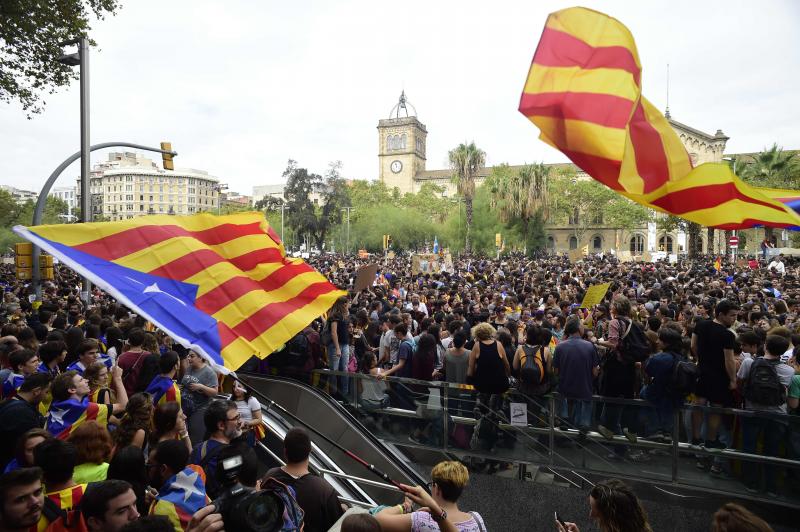 El seguimiento de la huelga es desigual: los comercios del centro de Barcelona están casi cerrados, mientras que una las plantas fabriles más importantes de Cataluña, la de Seat, en Martorell, funciona a pleno rendimiento.