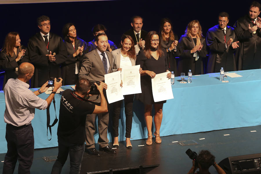 Además, ha entregado dos Medallas de Honor