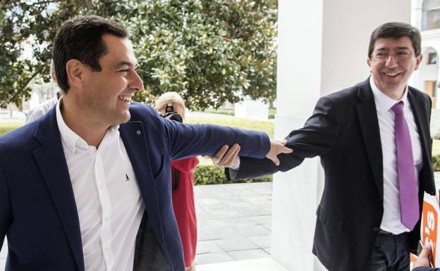 Los líderes andaluces del PP y Ciudadanos, Juanma Moreno y Juan Marín, en un encuentro en 2016.