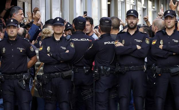 El líder del PP catalán, García Albiol, acudió a uno de los hoteles de Pineda de Mar para apoyar a los policías. 