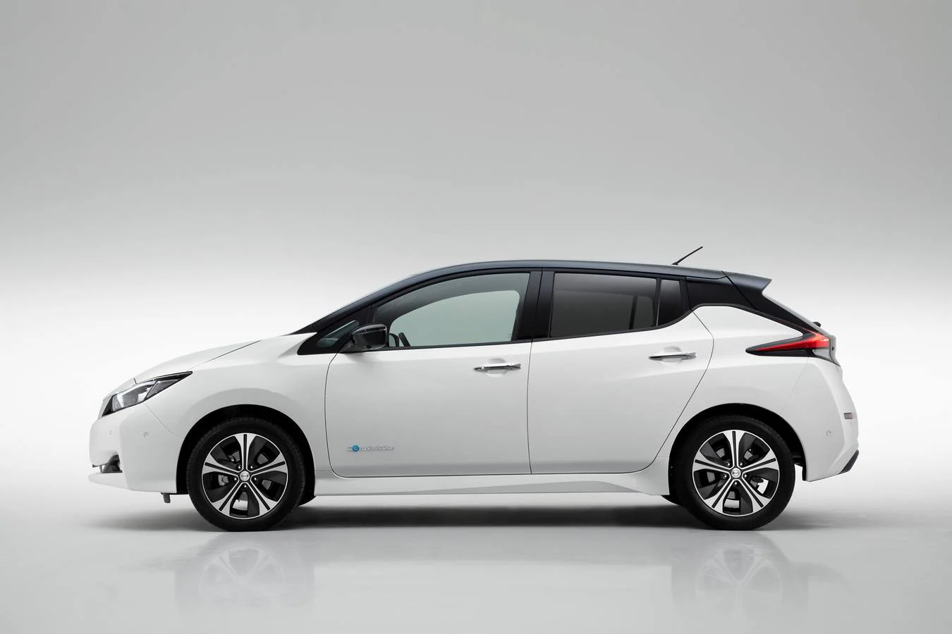 Renovación completa del Nissan Leaf con más potencia, mayor autonomía y mejores tecnologías de seguridad y conectividad. Las primeras unidades llegan a primeros de año.