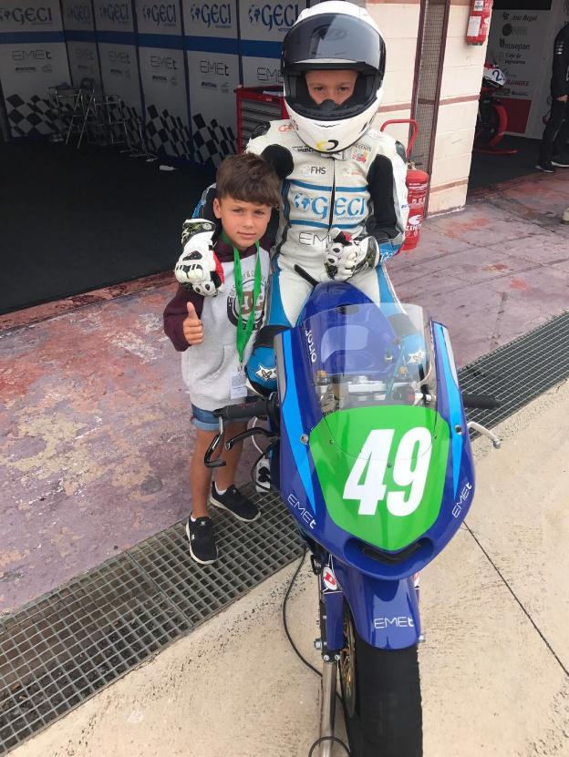 García, con su hermano. ::
