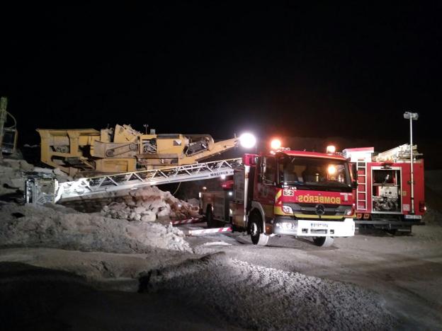 El cuerpo tuvo que ser rescatado por los bomberos, ya que quedó atrapado en una zona de difícil acceso. :: sur