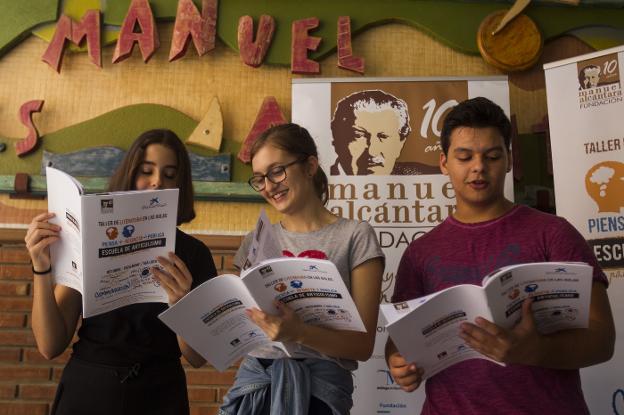 Varios alumnos del Instituto Manuel Alcántara con los manuales del taller de articulismo. 