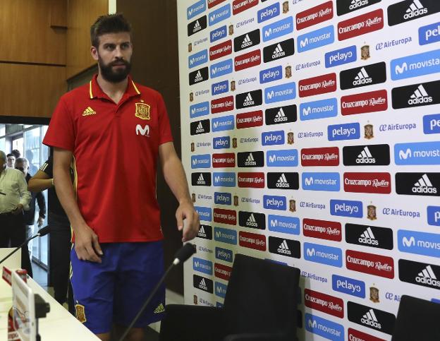 Gerard Piqué, ayer, se dispone a comparecer en conferencia de prensa en la Ciudad del Fútbol de Las Rozas. :: BALLESTEROS / EFE